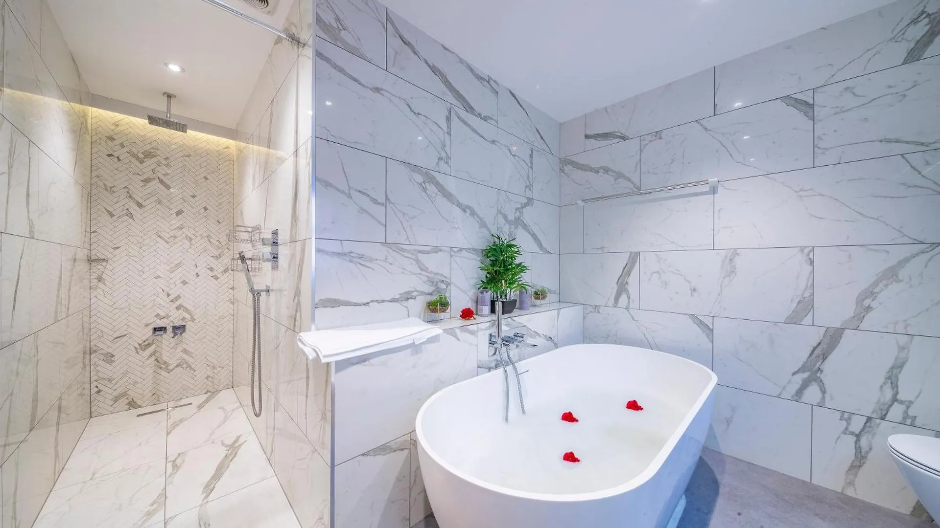 *Rd7C* For Your Most Relaxed & Cosy Stay + Free Parking + Free Fast Wifi * Batley