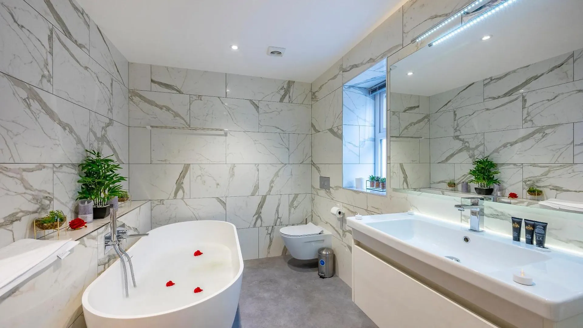 *Rd7C* For Your Most Relaxed & Cosy Stay + Free Parking + Free Fast Wifi * Batley Homestay