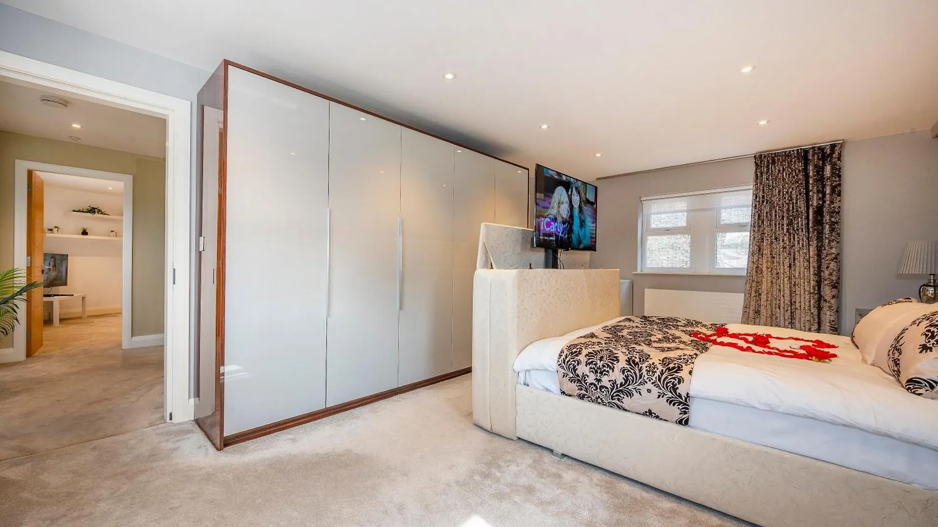 *Rd7C* For Your Most Relaxed & Cosy Stay + Free Parking + Free Fast Wifi * Batley Homestay