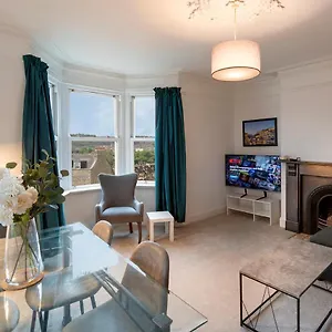 Beautiful Views! 3 Great Doubles! Apartment Bath