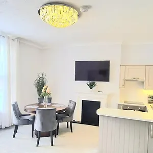 Spacious 3 Bed Flat Near The Sea With Parking Apartment Bournemouth