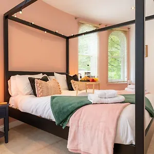Apartment 3-bedroom Lower Ground Flat In Town Centre, Knaresborough